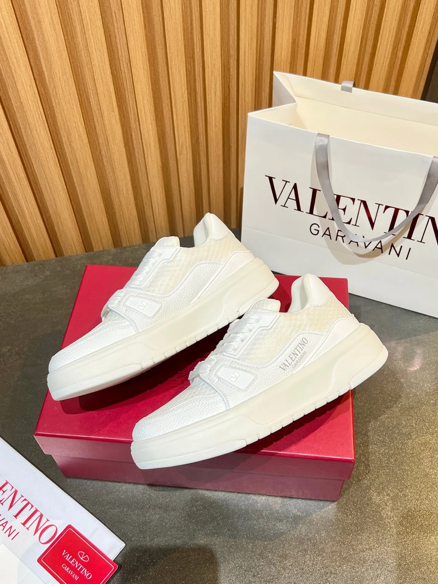 Men's men's shoes 💰640 VLNT Valentino 𝑶𝒏𝒆𝑺𝒕𝒖𝒅 Couple's sneakers series Valentino 2025 latest couple's sneakers, same style for celebrities, hot sale. Original ZP purchase and dismantling. Repeated pattern making and modification. Trying to restore 1:1 original version! Top luxury masterpiece, soft and comfortable, breathable and light, combines fashion and leisure, brings excellent and elegant texture and excellent on-foot comfort. Top purchasing version upper: imported high-end breathable mesh/original oil edge craftsmanship. Inner: imported mesh. Outsole: original development 𝐓𝐏𝐔 two-color combination outsole. Packaging: original configuration complete package. Code number: 35/44 (customized 45 46). Can be customized (self-labeled - no label) order.